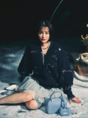 Tina Tamashiro Instagram - FURFUR 2025 HOLIDAY COLLECTION
「Magical Holiday」のモデルを務めさせていただきました
🎄✨❄️

静かな雪の中に灯りが落ちるような世界で、
星座の刺繍ドレスや、ふわっと包み込むケーブルニット、真っ赤なニットなど。。に触れていると、やっぱり冬服って特別だなあとか、クリスマスは何を着ようかなあとか、想像がふくらみました。ムービーもぜひ見てみてね！

HOLIDAY NOVELTYもとても可愛いので、
ぜひFURFURオフィシャルオンラインストアで
チェックしてみてください⛄️♡

@furfur_official @usagionline 
#FURFUR #ファーファー