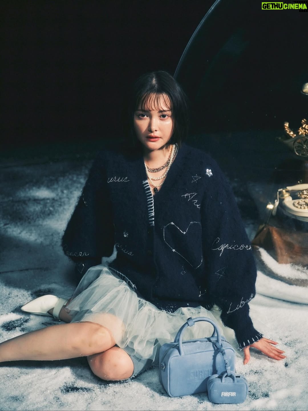 Tina Tamashiro - 67.9K Likes - FURFUR 2025 HOLIDAY COLLECTION
「Magical Holiday」のモデルを務めさせていただきました
🎄✨❄️

静かな雪の中に灯りが落ちるような世界で、
星座の刺繍ドレスや、ふわっと包み込むケーブルニット、真っ赤なニットなど。。に触れていると、やっぱり冬服って特別だなあとか、クリスマスは何を着ようかなあとか、想像がふくらみました。ムービーもぜひ見てみてね！

HOLIDAY NOVELTYもとても可愛いので、
ぜひFURFURオフィシャルオンラインストアで
チェックしてみてください⛄️♡

@furfur_official @usagionline 
#FURFUR #ファーファー