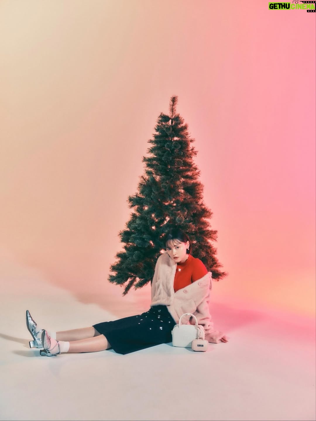 Tina Tamashiro - 67.9K Likes - FURFUR 2025 HOLIDAY COLLECTION
「Magical Holiday」のモデルを務めさせていただきました
🎄✨❄️

静かな雪の中に灯りが落ちるような世界で、
星座の刺繍ドレスや、ふわっと包み込むケーブルニット、真っ赤なニットなど。。に触れていると、やっぱり冬服って特別だなあとか、クリスマスは何を着ようかなあとか、想像がふくらみました。ムービーもぜひ見てみてね！

HOLIDAY NOVELTYもとても可愛いので、
ぜひFURFURオフィシャルオンラインストアで
チェックしてみてください⛄️♡

@furfur_official @usagionline 
#FURFUR #ファーファー