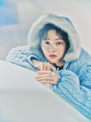 Tina Tamashiro Instagram - FURFUR 2025 HOLIDAY COLLECTION
「Magical Holiday」のモデルを務めさせていただきました
🎄✨❄️

静かな雪の中に灯りが落ちるような世界で、
星座の刺繍ドレスや、ふわっと包み込むケーブルニット、真っ赤なニットなど。。に触れていると、やっぱり冬服って特別だなあとか、クリスマスは何を着ようかなあとか、想像がふくらみました。ムービーもぜひ見てみてね！

HOLIDAY NOVELTYもとても可愛いので、
ぜひFURFURオフィシャルオンラインストアで
チェックしてみてください⛄️♡

@furfur_official @usagionline 
#FURFUR #ファーファー