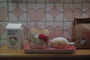 Tina Tamashiro Instagram - 🤍sanrio house🤍

3/6にsanrio houseがオープンするという事で、遊びに行ってきました🫶🏻

マッシュプロデュースのサンリオハウスには、
たくさんのアイテムがあり、洋服はもちろん、バスボム、スカルプブラシまで🥹

わたしはサンリオの理念にも深く共感していて
キャラクター達も昔から大好きなので、まさに癒しの空間でした🤝🏻

姫として君臨しているのはキティちゃんですが、ここ数年の私の推しキャラはこぎみゅんです、、、こぎみゅんかわいすぎる、、、
こぎみゅんは小麦粉の妖精なのに、おにぎりに憧れています。。。なんで？愛しい。。。でもなれないものなんてないよね🥹

あとピアノちゃんのフォルムも好き。

とにかく爆買いを完了して大満足❣️
あ、こういうの欲しかった、とときめきながら、大人の皆さんにこそぴったりのものが見つかるはずです。

マイメロちゃんとキティちゃんにも会えた🥰

#sanriohouse
#サンリオハウス
#PR
@mash_sanriohouse_official

オープン情報🍎
* ルミネ新宿 ルミネ2店：3月6日（金）午前11時
* オフィシャルオンラインストア：3月6日（金）午前11時
* USAGI ONLINE、MASH STORE:3月6日（金）正午
* ZOZOTOWN：3月11日（水）
* 当面の間、ルミネ新宿 ルミネ2店へのご来店は公式LINEでの事前予約制です。

I visited Sanrio House ahead of its opening on March 6. 🫶🏻
I’ve always loved Sanrio characters and really resonate with their philosophy, so it felt like such a healing space.

Hello Kitty is the queen, of course—but my recent favorite is Cogimyun. She’s a flour fairy who dreams of becoming an onigiri… why is that so cute? 🥹

Also love the shape of My Sweet Piano.

I ended up buying way too much and left very happy.
There are so many items—you’ll definitely find something, especially if you’re an adult Sanrio fan.

And I even got to meet My Melody and Hello Kitty. 🥰
