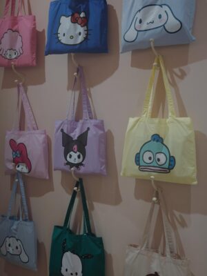 Tina Tamashiro Instagram - 🤍sanrio house🤍

3/6にsanrio houseがオープンするという事で、遊びに行ってきました🫶🏻

マッシュプロデュースのサンリオハウスには、
たくさんのアイテムがあり、洋服はもちろん、バスボム、スカルプブラシまで🥹

わたしはサンリオの理念にも深く共感していて
キャラクター達も昔から大好きなので、まさに癒しの空間でした🤝🏻

姫として君臨しているのはキティちゃんですが、ここ数年の私の推しキャラはこぎみゅんです、、、こぎみゅんかわいすぎる、、、
こぎみゅんは小麦粉の妖精なのに、おにぎりに憧れています。。。なんで？愛しい。。。でもなれないものなんてないよね🥹

あとピアノちゃんのフォルムも好き。

とにかく爆買いを完了して大満足❣️
あ、こういうの欲しかった、とときめきながら、大人の皆さんにこそぴったりのものが見つかるはずです。

マイメロちゃんとキティちゃんにも会えた🥰

#sanriohouse
#サンリオハウス
#PR
@mash_sanriohouse_official

オープン情報🍎
* ルミネ新宿 ルミネ2店：3月6日（金）午前11時
* オフィシャルオンラインストア：3月6日（金）午前11時
* USAGI ONLINE、MASH STORE:3月6日（金）正午
* ZOZOTOWN：3月11日（水）
* 当面の間、ルミネ新宿 ルミネ2店へのご来店は公式LINEでの事前予約制です。

I visited Sanrio House ahead of its opening on March 6. 🫶🏻
I’ve always loved Sanrio characters and really resonate with their philosophy, so it felt like such a healing space.

Hello Kitty is the queen, of course—but my recent favorite is Cogimyun. She’s a flour fairy who dreams of becoming an onigiri… why is that so cute? 🥹

Also love the shape of My Sweet Piano.

I ended up buying way too much and left very happy.
There are so many items—you’ll definitely find something, especially if you’re an adult Sanrio fan.

And I even got to meet My Melody and Hello Kitty. 🥰
