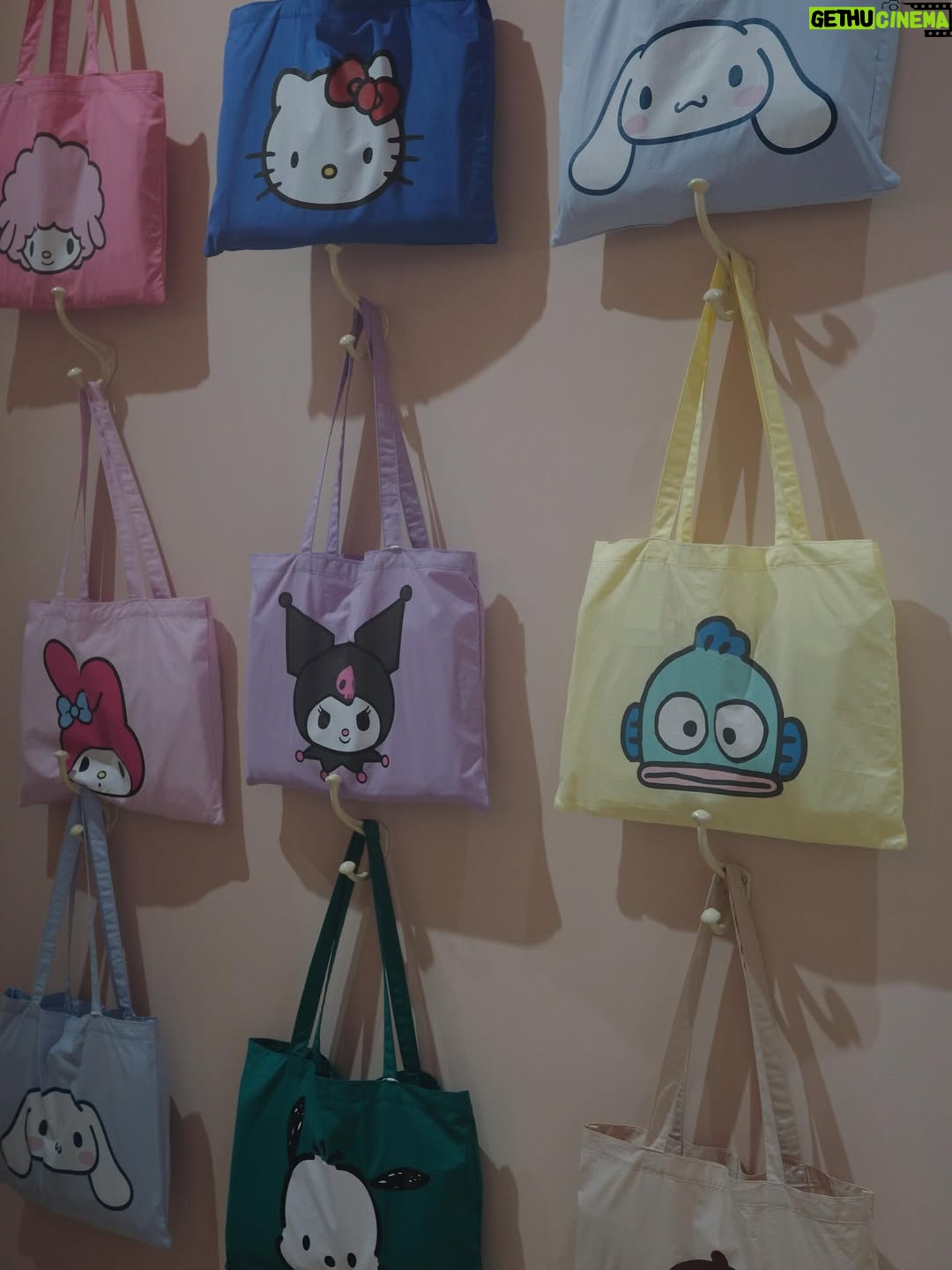 Tina Tamashiro - 32.5K Likes - 🤍sanrio house🤍

3/6にsanrio houseがオープンするという事で、遊びに行ってきました🫶🏻

マッシュプロデュースのサンリオハウスには、
たくさんのアイテムがあり、洋服はもちろん、バスボム、スカルプブラシまで🥹

わたしはサンリオの理念にも深く共感していて
キャラクター達も昔から大好きなので、まさに癒しの空間でした🤝🏻

姫として君臨しているのはキティちゃんですが、ここ数年の私の推しキャラはこぎみゅんです、、、こぎみゅんかわいすぎる、、、
こぎみゅんは小麦粉の妖精なのに、おにぎりに憧れています。。。なんで？愛しい。。。でもなれないものなんてないよね🥹

あとピアノちゃんのフォルムも好き。

とにかく爆買いを完了して大満足❣️
あ、こういうの欲しかった、とときめきながら、大人の皆さんにこそぴったりのものが見つかるはずです。

マイメロちゃんとキティちゃんにも会えた🥰

#sanriohouse
#サンリオハウス
#PR
@mash_sanriohouse_official

オープン情報🍎
* ルミネ新宿 ルミネ2店：3月6日（金）午前11時
* オフィシャルオンラインストア：3月6日（金）午前11時
* USAGI ONLINE、MASH STORE:3月6日（金）正午
* ZOZOTOWN：3月11日（水）
* 当面の間、ルミネ新宿 ルミネ2店へのご来店は公式LINEでの事前予約制です。

I visited Sanrio House ahead of its opening on March 6. 🫶🏻
I’ve always loved Sanrio characters and really resonate with their philosophy, so it felt like such a healing space.

Hello Kitty is the queen, of course—but my recent favorite is Cogimyun. She’s a flour fairy who dreams of becoming an onigiri… why is that so cute? 🥹

Also love the shape of My Sweet Piano.

I ended up buying way too much and left very happy.
There are so many items—you’ll definitely find something, especially if you’re an adult Sanrio fan.

And I even got to meet My Melody and Hello Kitty. 🥰