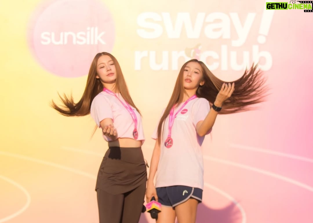 Tipnaree Weerawatnodom - 385K Likes - สนุกมากกับงาน Sunsilk Sway Run Club 🏃‍♀️✨
ขอบคุณทุกคนที่มาวิ่งและสร้างบรรยากาศน่ารัก ๆ ด้วยกันนะคะ
อยากผมซิลค์พลิ้วสะบัดต้อง Sunsilk Smooth and Manageable เลย
ผมนุ่มลื่น พลิ้วสวย วิ่งสะบัดแรงแค่ไหนผมก็ยังสวยอยู่💖
#SunsilkThailand
#SunsilkSwayRunClub
#SunsilkxNamtanFilm
#ซันซิลผมซิลค์พลิ้วสะบัด