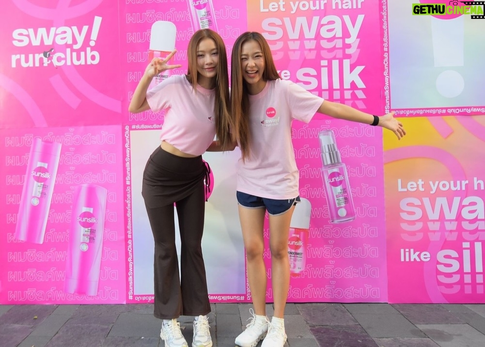 Tipnaree Weerawatnodom - 385K Likes - สนุกมากกับงาน Sunsilk Sway Run Club 🏃‍♀️✨
ขอบคุณทุกคนที่มาวิ่งและสร้างบรรยากาศน่ารัก ๆ ด้วยกันนะคะ
อยากผมซิลค์พลิ้วสะบัดต้อง Sunsilk Smooth and Manageable เลย
ผมนุ่มลื่น พลิ้วสวย วิ่งสะบัดแรงแค่ไหนผมก็ยังสวยอยู่💖
#SunsilkThailand
#SunsilkSwayRunClub
#SunsilkxNamtanFilm
#ซันซิลผมซิลค์พลิ้วสะบัด