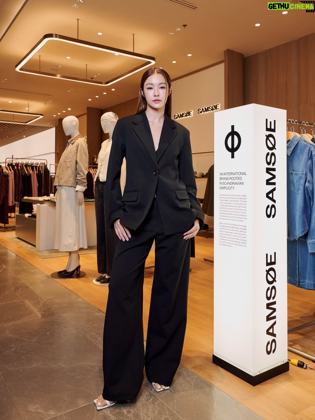 Tipnaree Weerawatnodom - 362K Likes - Scandinavian minimalism meets the energy of Bangkok.
 
‘SIGHTSEEING’ – Spring Summer 2026 explores curiosity and discovery, anchored by classic travel props and the season’s map. Discover Samsøe Samsøe on 3rd Floor at Central Chidlom and on the Central App.
 
@samsoesamsoe @centraldepartmentstore @centralchidlom
#SamsoeSamsoe