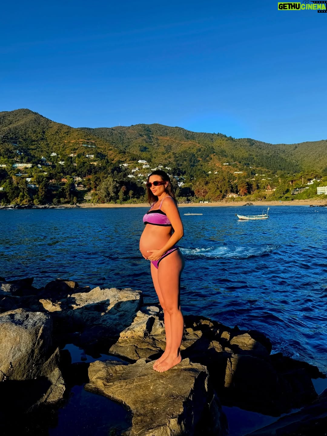 Tita Ureta - 35.8K Likes - de chica siempre miraba esa balsa como un desafío. cada verano, soñaba con nadar hasta ese punto y sentirme realizada de mover mi cuerpo en el mar. sentirme viva, resetear y conectar. ahora, embarazada de a dos, todo se siente distinto. fui nadando, mi papá nos grabó (solo que no le achuntó a la vuelta y grabó a otras personas), pero la intención es lo que vale. siempre me he sentido apoyada por el en cada etapa, me mira desde la orilla. gracias papá por siempre estar conmigo y mostrarme el mar, el agua, como una terapia de vida ❤️