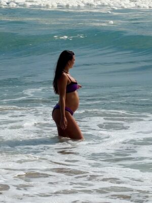Tita Ureta Instagram - de chica siempre miraba esa balsa como un desafío. cada verano, soñaba con nadar hasta ese punto y sentirme realizada de mover mi cuerpo en el mar. sentirme viva, resetear y conectar. ahora, embarazada de a dos, todo se siente distinto. fui nadando, mi papá nos grabó (solo que no le achuntó a la vuelta y grabó a otras personas), pero la intención es lo que vale. siempre me he sentido apoyada por el en cada etapa, me mira desde la orilla. gracias papá por siempre estar conmigo y mostrarme el mar, el agua, como una terapia de vida ❤️