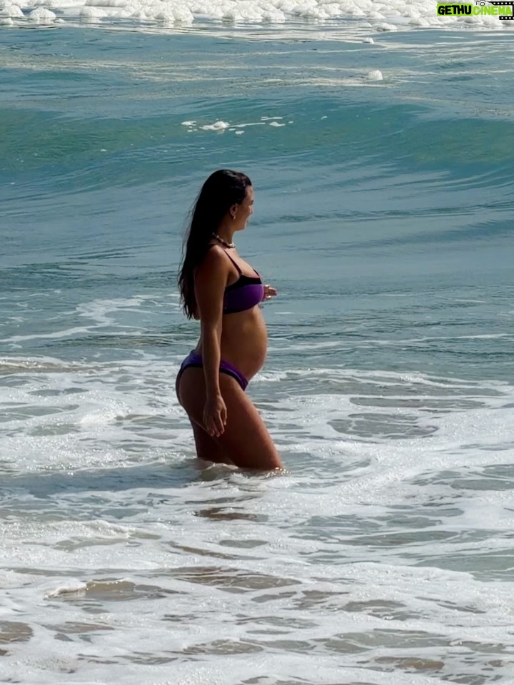 Tita Ureta - 35.8K Likes - de chica siempre miraba esa balsa como un desafío. cada verano, soñaba con nadar hasta ese punto y sentirme realizada de mover mi cuerpo en el mar. sentirme viva, resetear y conectar. ahora, embarazada de a dos, todo se siente distinto. fui nadando, mi papá nos grabó (solo que no le achuntó a la vuelta y grabó a otras personas), pero la intención es lo que vale. siempre me he sentido apoyada por el en cada etapa, me mira desde la orilla. gracias papá por siempre estar conmigo y mostrarme el mar, el agua, como una terapia de vida ❤️
