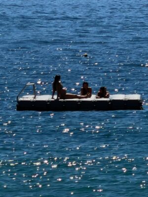 Tita Ureta Instagram - de chica siempre miraba esa balsa como un desafío. cada verano, soñaba con nadar hasta ese punto y sentirme realizada de mover mi cuerpo en el mar. sentirme viva, resetear y conectar. ahora, embarazada de a dos, todo se siente distinto. fui nadando, mi papá nos grabó (solo que no le achuntó a la vuelta y grabó a otras personas), pero la intención es lo que vale. siempre me he sentido apoyada por el en cada etapa, me mira desde la orilla. gracias papá por siempre estar conmigo y mostrarme el mar, el agua, como una terapia de vida ❤️