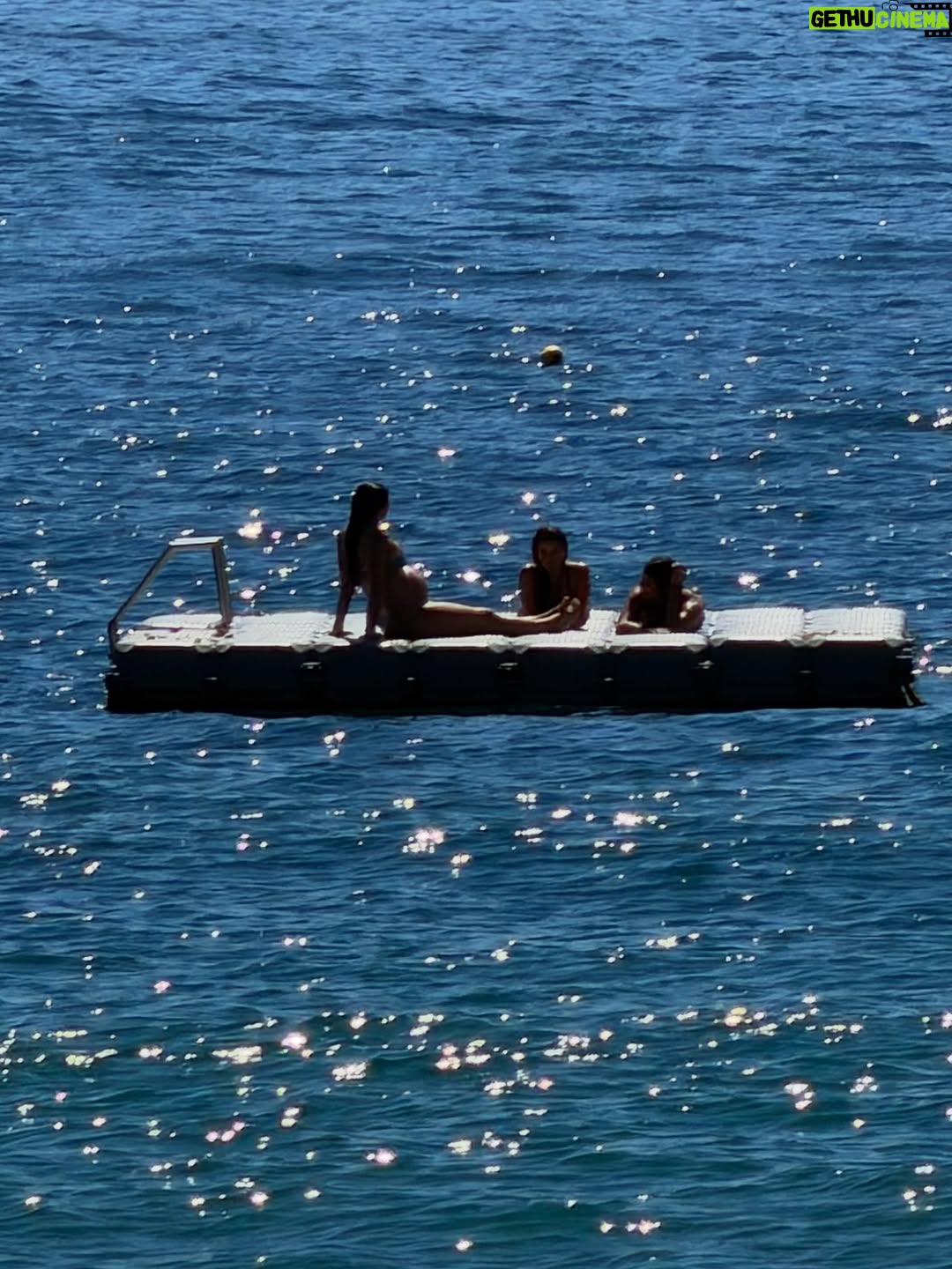Tita Ureta - 35.8K Likes - de chica siempre miraba esa balsa como un desafío. cada verano, soñaba con nadar hasta ese punto y sentirme realizada de mover mi cuerpo en el mar. sentirme viva, resetear y conectar. ahora, embarazada de a dos, todo se siente distinto. fui nadando, mi papá nos grabó (solo que no le achuntó a la vuelta y grabó a otras personas), pero la intención es lo que vale. siempre me he sentido apoyada por el en cada etapa, me mira desde la orilla. gracias papá por siempre estar conmigo y mostrarme el mar, el agua, como una terapia de vida ❤️