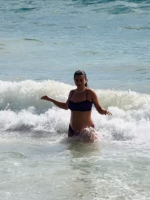 Tita Ureta Instagram - de chica siempre miraba esa balsa como un desafío. cada verano, soñaba con nadar hasta ese punto y sentirme realizada de mover mi cuerpo en el mar. sentirme viva, resetear y conectar. ahora, embarazada de a dos, todo se siente distinto. fui nadando, mi papá nos grabó (solo que no le achuntó a la vuelta y grabó a otras personas), pero la intención es lo que vale. siempre me he sentido apoyada por el en cada etapa, me mira desde la orilla. gracias papá por siempre estar conmigo y mostrarme el mar, el agua, como una terapia de vida ❤️