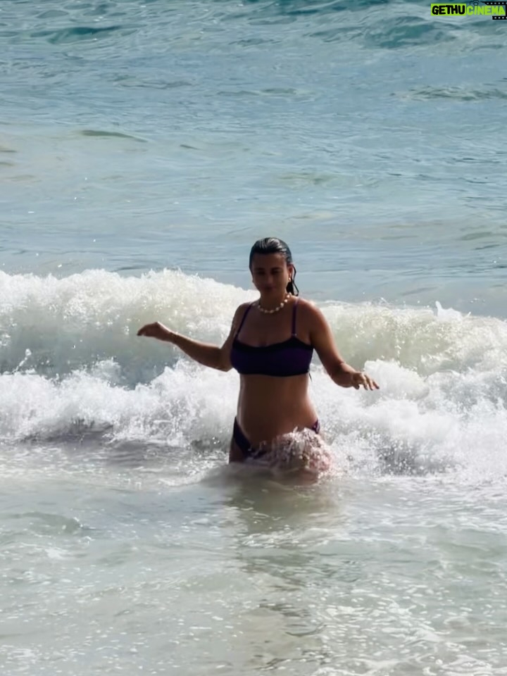 Tita Ureta - 35.8K Likes - de chica siempre miraba esa balsa como un desafío. cada verano, soñaba con nadar hasta ese punto y sentirme realizada de mover mi cuerpo en el mar. sentirme viva, resetear y conectar. ahora, embarazada de a dos, todo se siente distinto. fui nadando, mi papá nos grabó (solo que no le achuntó a la vuelta y grabó a otras personas), pero la intención es lo que vale. siempre me he sentido apoyada por el en cada etapa, me mira desde la orilla. gracias papá por siempre estar conmigo y mostrarme el mar, el agua, como una terapia de vida ❤️