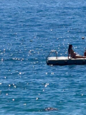 Tita Ureta Instagram - de chica siempre miraba esa balsa como un desafío. cada verano, soñaba con nadar hasta ese punto y sentirme realizada de mover mi cuerpo en el mar. sentirme viva, resetear y conectar. ahora, embarazada de a dos, todo se siente distinto. fui nadando, mi papá nos grabó (solo que no le achuntó a la vuelta y grabó a otras personas), pero la intención es lo que vale. siempre me he sentido apoyada por el en cada etapa, me mira desde la orilla. gracias papá por siempre estar conmigo y mostrarme el mar, el agua, como una terapia de vida ❤️