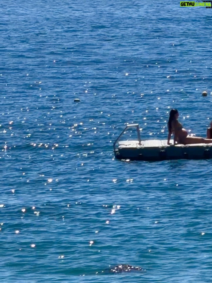 Tita Ureta - 35.8K Likes - de chica siempre miraba esa balsa como un desafío. cada verano, soñaba con nadar hasta ese punto y sentirme realizada de mover mi cuerpo en el mar. sentirme viva, resetear y conectar. ahora, embarazada de a dos, todo se siente distinto. fui nadando, mi papá nos grabó (solo que no le achuntó a la vuelta y grabó a otras personas), pero la intención es lo que vale. siempre me he sentido apoyada por el en cada etapa, me mira desde la orilla. gracias papá por siempre estar conmigo y mostrarme el mar, el agua, como una terapia de vida ❤️