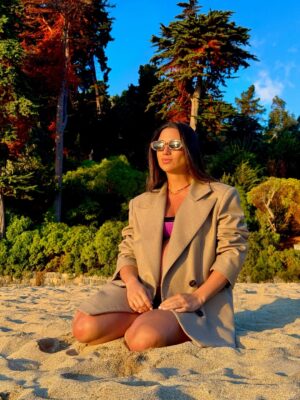 Tita Ureta Instagram - de chica siempre miraba esa balsa como un desafío. cada verano, soñaba con nadar hasta ese punto y sentirme realizada de mover mi cuerpo en el mar. sentirme viva, resetear y conectar. ahora, embarazada de a dos, todo se siente distinto. fui nadando, mi papá nos grabó (solo que no le achuntó a la vuelta y grabó a otras personas), pero la intención es lo que vale. siempre me he sentido apoyada por el en cada etapa, me mira desde la orilla. gracias papá por siempre estar conmigo y mostrarme el mar, el agua, como una terapia de vida ❤️