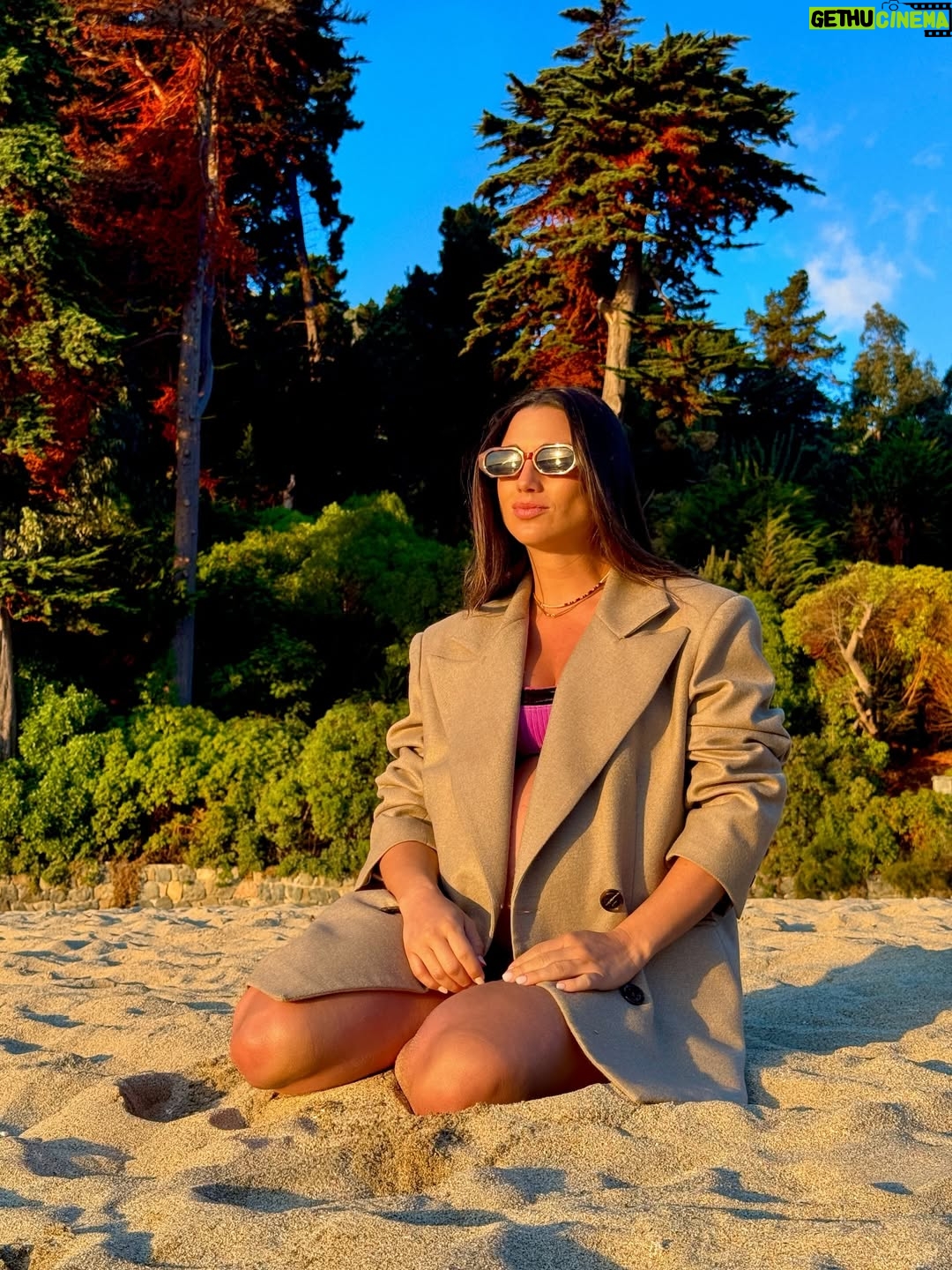 Tita Ureta - 35.8K Likes - de chica siempre miraba esa balsa como un desafío. cada verano, soñaba con nadar hasta ese punto y sentirme realizada de mover mi cuerpo en el mar. sentirme viva, resetear y conectar. ahora, embarazada de a dos, todo se siente distinto. fui nadando, mi papá nos grabó (solo que no le achuntó a la vuelta y grabó a otras personas), pero la intención es lo que vale. siempre me he sentido apoyada por el en cada etapa, me mira desde la orilla. gracias papá por siempre estar conmigo y mostrarme el mar, el agua, como una terapia de vida ❤️