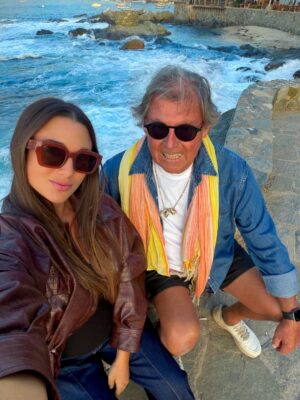 Tita Ureta Instagram - de chica siempre miraba esa balsa como un desafío. cada verano, soñaba con nadar hasta ese punto y sentirme realizada de mover mi cuerpo en el mar. sentirme viva, resetear y conectar. ahora, embarazada de a dos, todo se siente distinto. fui nadando, mi papá nos grabó (solo que no le achuntó a la vuelta y grabó a otras personas), pero la intención es lo que vale. siempre me he sentido apoyada por el en cada etapa, me mira desde la orilla. gracias papá por siempre estar conmigo y mostrarme el mar, el agua, como una terapia de vida ❤️