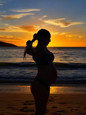 Tita Ureta Instagram - de chica siempre miraba esa balsa como un desafío. cada verano, soñaba con nadar hasta ese punto y sentirme realizada de mover mi cuerpo en el mar. sentirme viva, resetear y conectar. ahora, embarazada de a dos, todo se siente distinto. fui nadando, mi papá nos grabó (solo que no le achuntó a la vuelta y grabó a otras personas), pero la intención es lo que vale. siempre me he sentido apoyada por el en cada etapa, me mira desde la orilla. gracias papá por siempre estar conmigo y mostrarme el mar, el agua, como una terapia de vida ❤️