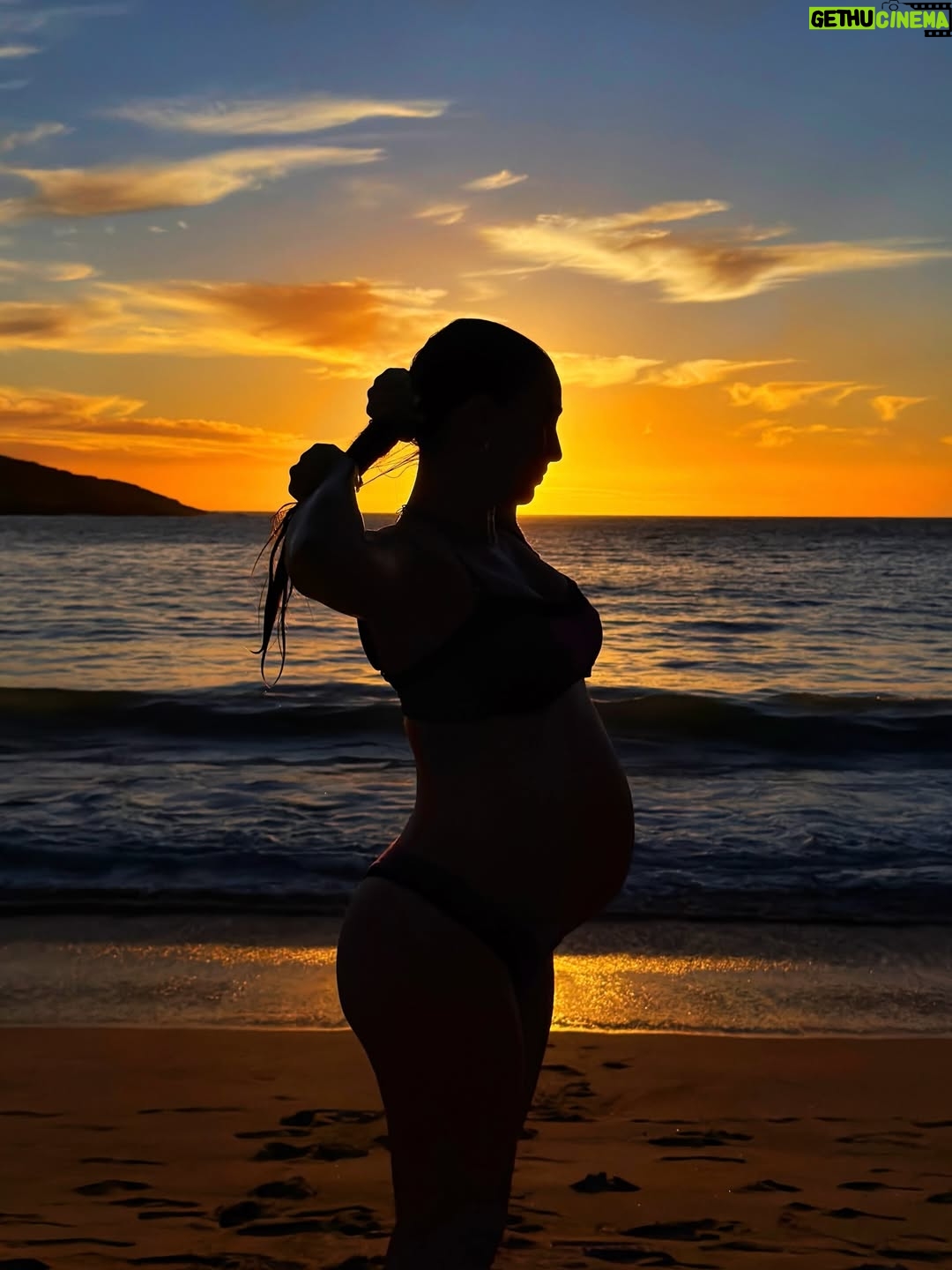 Tita Ureta - 35.8K Likes - de chica siempre miraba esa balsa como un desafío. cada verano, soñaba con nadar hasta ese punto y sentirme realizada de mover mi cuerpo en el mar. sentirme viva, resetear y conectar. ahora, embarazada de a dos, todo se siente distinto. fui nadando, mi papá nos grabó (solo que no le achuntó a la vuelta y grabó a otras personas), pero la intención es lo que vale. siempre me he sentido apoyada por el en cada etapa, me mira desde la orilla. gracias papá por siempre estar conmigo y mostrarme el mar, el agua, como una terapia de vida ❤️