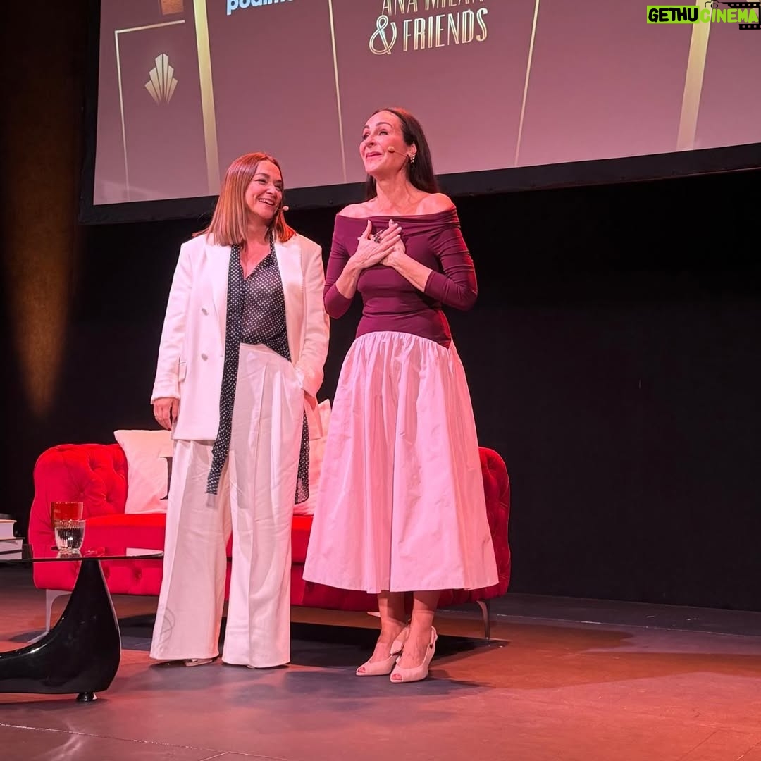 Toñi Moreno - 8.5K Likes - Hoy he sido FELIZ. No es cualquier cosa. Me he sentido muy afortunada porque esta señora @byanamilan me ha invitado a su espectáculo… y hemos hecho lo que hemos podido por seguir su ingenio  y su lucidez. Eres un regalo para los que tenemos la suerte de conocerte, y de aprender de ti. No se la pierdan. Nos hemos divertido, que es de lo que se trata en la vida. Y lo he compartido con mis personas  favoritas. Si me veis bonita es gracias a  @tormento_de_pepa (maquillaje)  @auxitagarciacabrera (estilismo). Y luego están mis Titos. @duquefede @juancarlos_d.vargas… y mi amigo @albertodelpozotv al que echo de menos a rabiar. Gracias @rociomaraverrodriguez por venir. os quiero.