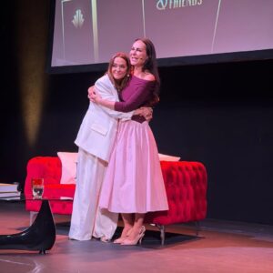Toñi Moreno Instagram - Hoy he sido FELIZ. No es cualquier cosa. Me he sentido muy afortunada porque esta señora @byanamilan me ha invitado a su espectáculo… y hemos hecho lo que hemos podido por seguir su ingenio  y su lucidez. Eres un regalo para los que tenemos la suerte de conocerte, y de aprender de ti. No se la pierdan. Nos hemos divertido, que es de lo que se trata en la vida. Y lo he compartido con mis personas  favoritas. Si me veis bonita es gracias a  @tormento_de_pepa (maquillaje)  @auxitagarciacabrera (estilismo). Y luego están mis Titos. @duquefede @juancarlos_d.vargas… y mi amigo @albertodelpozotv al que echo de menos a rabiar. Gracias @rociomaraverrodriguez por venir. os quiero.