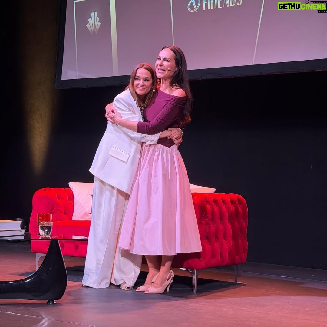 Toñi Moreno - 8.5K Likes - Hoy he sido FELIZ. No es cualquier cosa. Me he sentido muy afortunada porque esta señora @byanamilan me ha invitado a su espectáculo… y hemos hecho lo que hemos podido por seguir su ingenio  y su lucidez. Eres un regalo para los que tenemos la suerte de conocerte, y de aprender de ti. No se la pierdan. Nos hemos divertido, que es de lo que se trata en la vida. Y lo he compartido con mis personas  favoritas. Si me veis bonita es gracias a  @tormento_de_pepa (maquillaje)  @auxitagarciacabrera (estilismo). Y luego están mis Titos. @duquefede @juancarlos_d.vargas… y mi amigo @albertodelpozotv al que echo de menos a rabiar. Gracias @rociomaraverrodriguez por venir. os quiero.