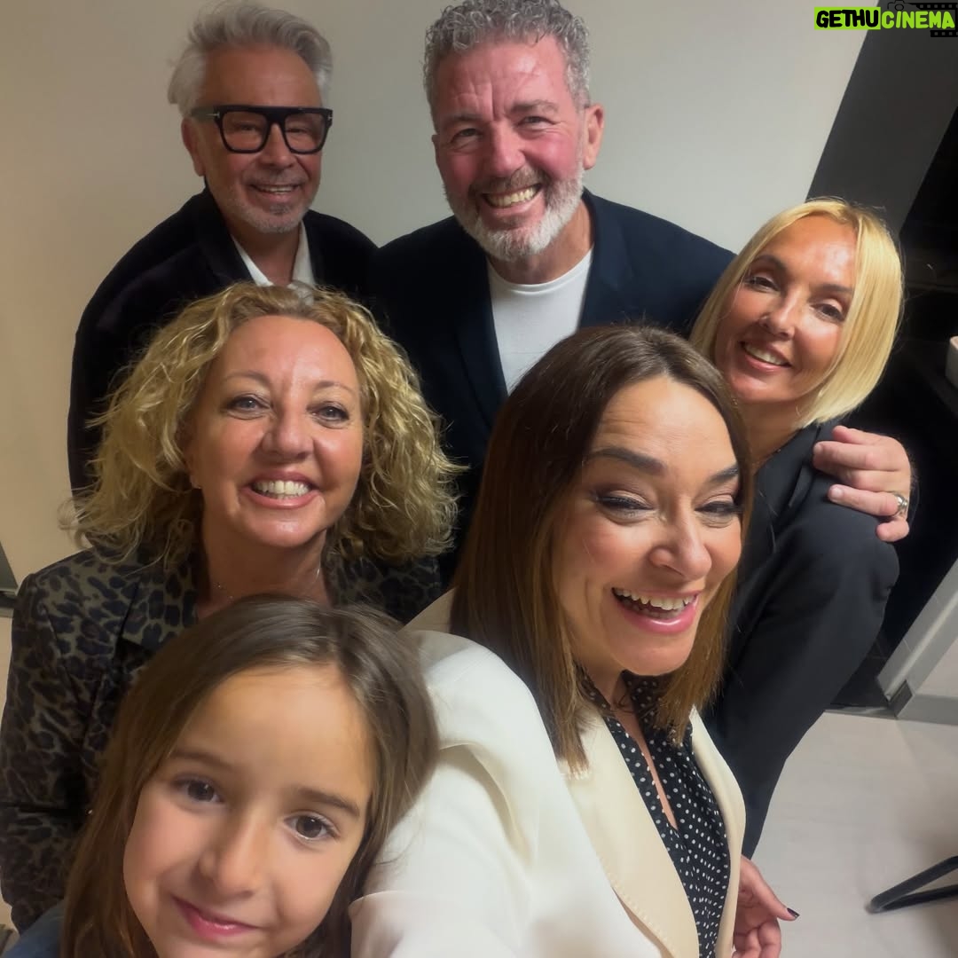 Toñi Moreno - 8.5K Likes - Hoy he sido FELIZ. No es cualquier cosa. Me he sentido muy afortunada porque esta señora @byanamilan me ha invitado a su espectáculo… y hemos hecho lo que hemos podido por seguir su ingenio  y su lucidez. Eres un regalo para los que tenemos la suerte de conocerte, y de aprender de ti. No se la pierdan. Nos hemos divertido, que es de lo que se trata en la vida. Y lo he compartido con mis personas  favoritas. Si me veis bonita es gracias a  @tormento_de_pepa (maquillaje)  @auxitagarciacabrera (estilismo). Y luego están mis Titos. @duquefede @juancarlos_d.vargas… y mi amigo @albertodelpozotv al que echo de menos a rabiar. Gracias @rociomaraverrodriguez por venir. os quiero.