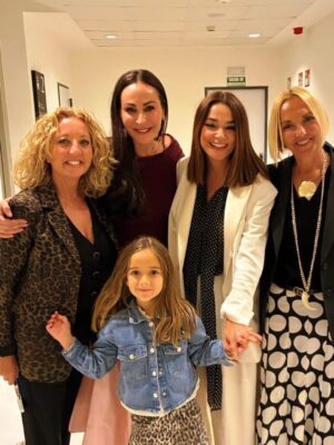 Toñi Moreno Instagram - Hoy he sido FELIZ. No es cualquier cosa. Me he sentido muy afortunada porque esta señora @byanamilan me ha invitado a su espectáculo… y hemos hecho lo que hemos podido por seguir su ingenio  y su lucidez. Eres un regalo para los que tenemos la suerte de conocerte, y de aprender de ti. No se la pierdan. Nos hemos divertido, que es de lo que se trata en la vida. Y lo he compartido con mis personas  favoritas. Si me veis bonita es gracias a  @tormento_de_pepa (maquillaje)  @auxitagarciacabrera (estilismo). Y luego están mis Titos. @duquefede @juancarlos_d.vargas… y mi amigo @albertodelpozotv al que echo de menos a rabiar. Gracias @rociomaraverrodriguez por venir. os quiero.