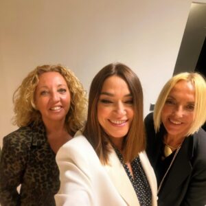 Toñi Moreno Instagram - Hoy he sido FELIZ. No es cualquier cosa. Me he sentido muy afortunada porque esta señora @byanamilan me ha invitado a su espectáculo… y hemos hecho lo que hemos podido por seguir su ingenio  y su lucidez. Eres un regalo para los que tenemos la suerte de conocerte, y de aprender de ti. No se la pierdan. Nos hemos divertido, que es de lo que se trata en la vida. Y lo he compartido con mis personas  favoritas. Si me veis bonita es gracias a  @tormento_de_pepa (maquillaje)  @auxitagarciacabrera (estilismo). Y luego están mis Titos. @duquefede @juancarlos_d.vargas… y mi amigo @albertodelpozotv al que echo de menos a rabiar. Gracias @rociomaraverrodriguez por venir. os quiero.