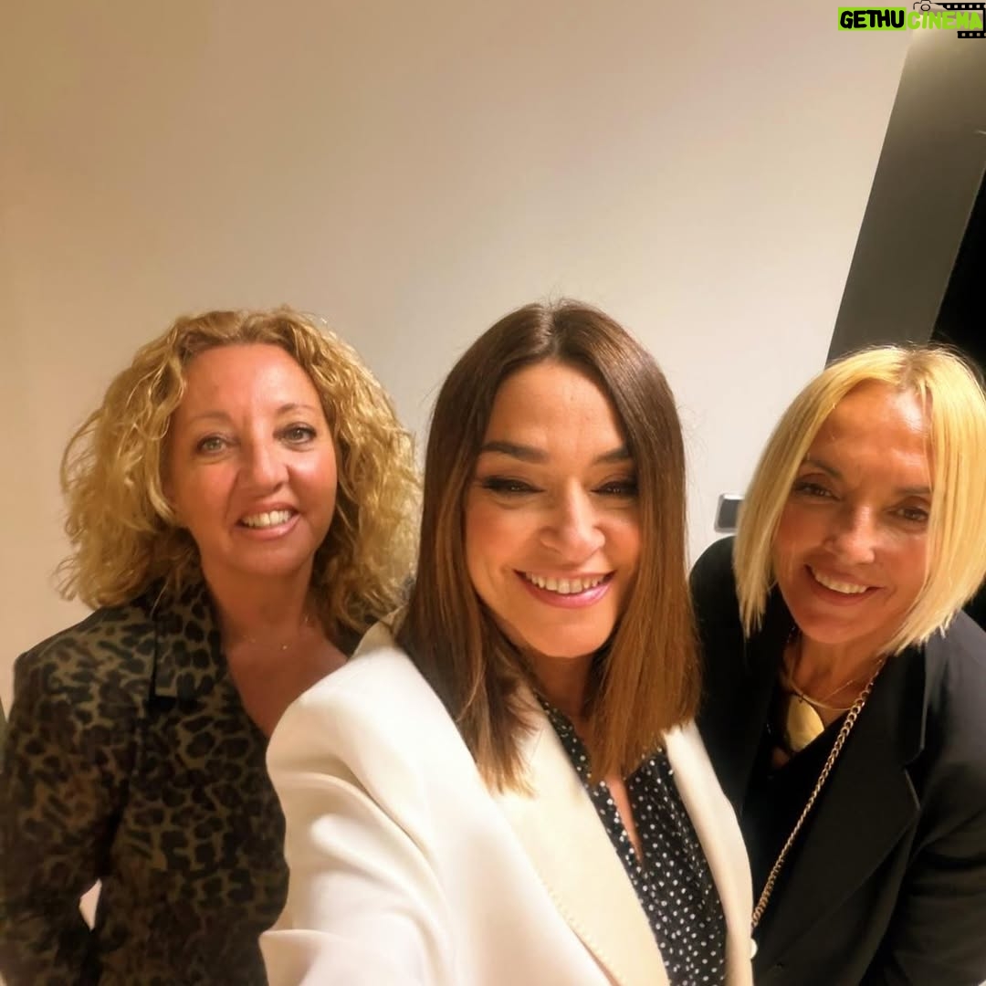 Toñi Moreno - 8.5K Likes - Hoy he sido FELIZ. No es cualquier cosa. Me he sentido muy afortunada porque esta señora @byanamilan me ha invitado a su espectáculo… y hemos hecho lo que hemos podido por seguir su ingenio  y su lucidez. Eres un regalo para los que tenemos la suerte de conocerte, y de aprender de ti. No se la pierdan. Nos hemos divertido, que es de lo que se trata en la vida. Y lo he compartido con mis personas  favoritas. Si me veis bonita es gracias a  @tormento_de_pepa (maquillaje)  @auxitagarciacabrera (estilismo). Y luego están mis Titos. @duquefede @juancarlos_d.vargas… y mi amigo @albertodelpozotv al que echo de menos a rabiar. Gracias @rociomaraverrodriguez por venir. os quiero.