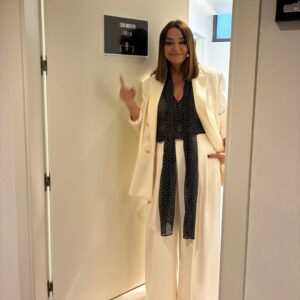 Toñi Moreno Instagram - Hoy he sido FELIZ. No es cualquier cosa. Me he sentido muy afortunada porque esta señora @byanamilan me ha invitado a su espectáculo… y hemos hecho lo que hemos podido por seguir su ingenio  y su lucidez. Eres un regalo para los que tenemos la suerte de conocerte, y de aprender de ti. No se la pierdan. Nos hemos divertido, que es de lo que se trata en la vida. Y lo he compartido con mis personas  favoritas. Si me veis bonita es gracias a  @tormento_de_pepa (maquillaje)  @auxitagarciacabrera (estilismo). Y luego están mis Titos. @duquefede @juancarlos_d.vargas… y mi amigo @albertodelpozotv al que echo de menos a rabiar. Gracias @rociomaraverrodriguez por venir. os quiero.