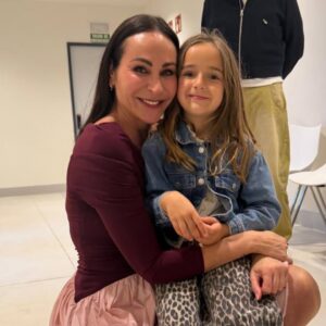 Toñi Moreno Instagram - Hoy he sido FELIZ. No es cualquier cosa. Me he sentido muy afortunada porque esta señora @byanamilan me ha invitado a su espectáculo… y hemos hecho lo que hemos podido por seguir su ingenio  y su lucidez. Eres un regalo para los que tenemos la suerte de conocerte, y de aprender de ti. No se la pierdan. Nos hemos divertido, que es de lo que se trata en la vida. Y lo he compartido con mis personas  favoritas. Si me veis bonita es gracias a  @tormento_de_pepa (maquillaje)  @auxitagarciacabrera (estilismo). Y luego están mis Titos. @duquefede @juancarlos_d.vargas… y mi amigo @albertodelpozotv al que echo de menos a rabiar. Gracias @rociomaraverrodriguez por venir. os quiero.