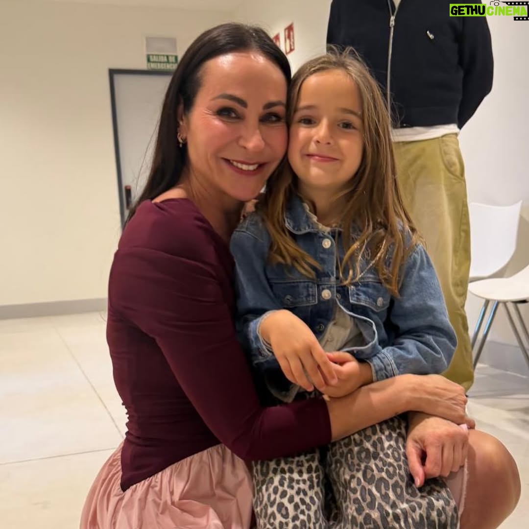 Toñi Moreno - 8.5K Likes - Hoy he sido FELIZ. No es cualquier cosa. Me he sentido muy afortunada porque esta señora @byanamilan me ha invitado a su espectáculo… y hemos hecho lo que hemos podido por seguir su ingenio  y su lucidez. Eres un regalo para los que tenemos la suerte de conocerte, y de aprender de ti. No se la pierdan. Nos hemos divertido, que es de lo que se trata en la vida. Y lo he compartido con mis personas  favoritas. Si me veis bonita es gracias a  @tormento_de_pepa (maquillaje)  @auxitagarciacabrera (estilismo). Y luego están mis Titos. @duquefede @juancarlos_d.vargas… y mi amigo @albertodelpozotv al que echo de menos a rabiar. Gracias @rociomaraverrodriguez por venir. os quiero.