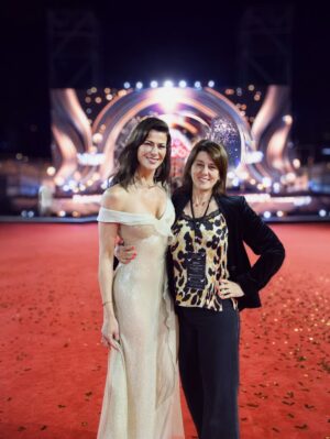 Tonka Tomicic Instagram - Animar la Gala en @mega.tv junto a @jananeme ha sido una aventura maravillosa, una oportunidad única que agradezco profundamente 🙏 Y qué mejor manera que vivirla siendo parte de “la gala de las galas”, un espacio donde la moda, la historia y la emoción se encuentran ✨

Cada año es un desafío y siempre aparece la misma pregunta: ¿Qué me pongo? Y ahí está @sarikarodrik ✨ guiándome, inspirándome y llevándome siempre al siguiente nivel con su talento y sensibilidad.

En esta oportunidad decidimos reutilizar un vestido del 2008, dándole una nueva vida, renovándolo por completo, haciendo que la tela se adhiera a la piel para lograr ese efecto húmedo tan atractivo, moderno y poderoso ❤️

Nada de esto sería posible sin mi maravilloso equipo, que siempre da el todo por el todo para entregar una nueva mirada de moda, belleza y tendencias.

Vestido: @sarikarodrik 
Joyas: @tiffanyandco 
Hair/Stylist: @enriquelopezestudio junto a @redken 
Director y Fotógrafo: @ozcar junto a @horizontal.foto 
Publicista: @carlitosarratiaguerra 
Content creator: @minkiah 
Makeup artist: @victoriatapiac junto a @rabanne 
Nails Artist: @frenchbeautychile 
Stylist Mega: @maxgallegos2015 
Asistente: @zafishow 
Fashion curator: @atelier_cirugia_mayor 

Agradecimientos especiales a @drarraiz ✨