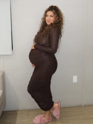 Tori Kelly Instagram - pregnancy brain might’ve gotten the best of me but hey, at least i had fun & felt cute lol🙈🤎 @celebritywheeloffortune @bigsean @2chainz