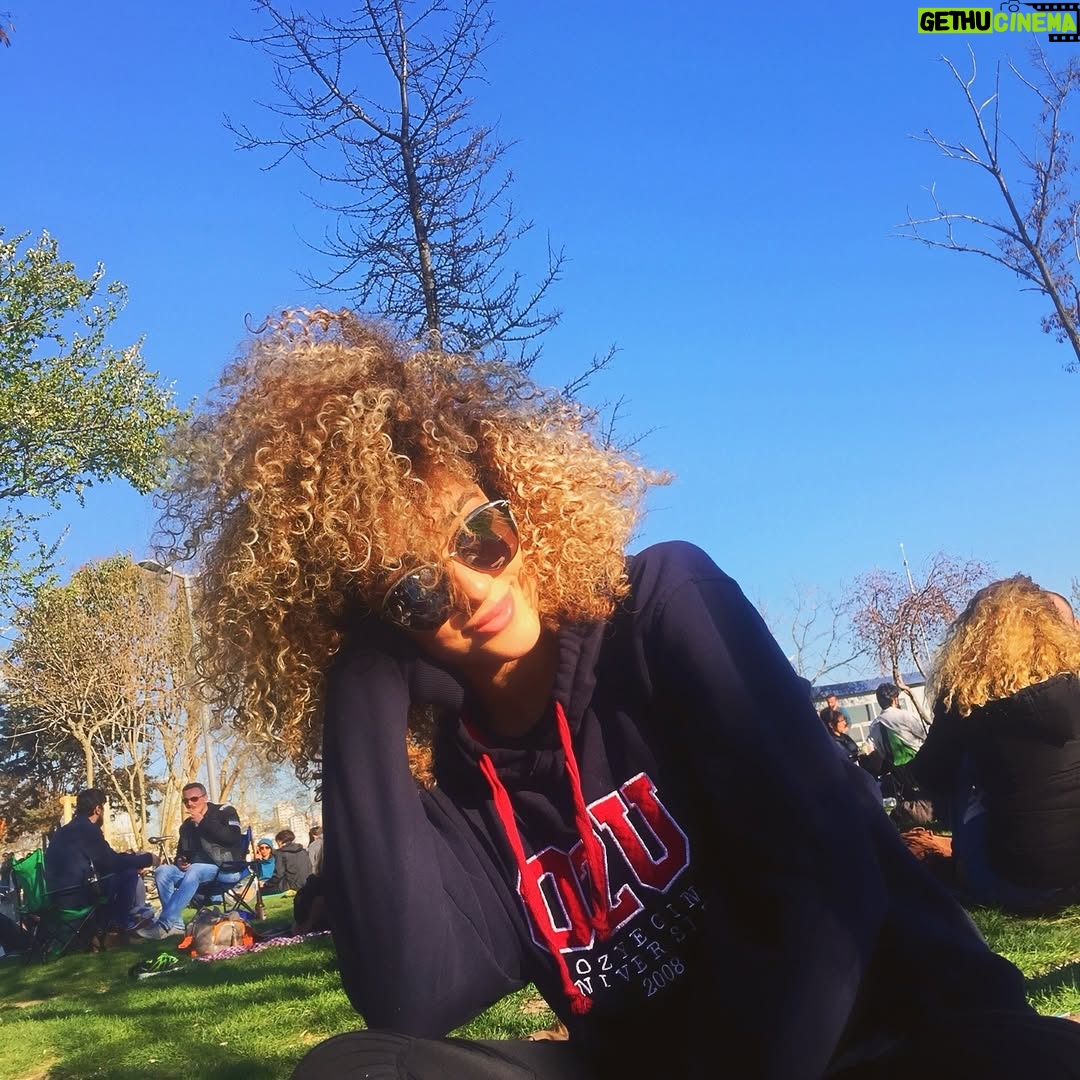 Tuana Tezsay - 3 Likes - 2016 yılına geri dönüş yapıyomuşuz🥹 üniversite birinci sınıf zamanları 10 sene nasıl geçmiş olabilir inanamıyorum….