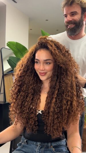 Tuana Tezsay Instagram - #reklam değildir ! Arkadaşlar ben hayatımda ne bundan güzelini gördüm ne de duydum🥹 harika bi emek harika bi çalışma @kivirciksac_kesimleri @taneryildizofficiall ekibine bolca sevgiler🥹❤️ mükemmel bir iş çıkardınız 💃 
Özel olarak ; @atik.onder e tüm gün o saçlarla boğuştuğu ve mükemmel renkler çıkardığı için
@mugdathamarat a saçları istediğim gibi şekillendirip potansiyelini maksimum şekilde gösterdiği için teşekkür ederim. Mükemmelsiniz ❤️
#curlyhair