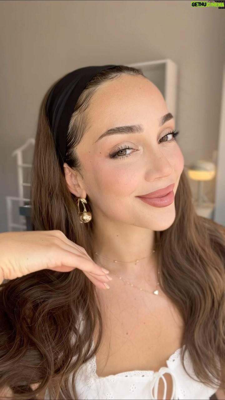 Tuana Tezsay - 4.7K Likes - Öncelikle bu bir #reklam değildir. Sephora’dan kendim aldığım ve denediğim ürünleri göstermek istedim. Nasıl olmuş bacım bi yorumlarda yazınnnn🥹🥹🥹🙂‍↔️🙂‍↔️🙂‍↔️

Yüz:🌝
Kiko Hydrating&Perfecting Face Base
Chanel LES BEIGES WaterFresh Tint - Light
Drunk Elephant D-Bronzi 
Nars Soft Matte Concealer - Creme Brulee
Benefit Dew-La-La Liquid Highlighter ( bronzluk için koyu renk tercih ettim—> Nova medium tan)
Nars Liquid Blush - Orgasm
Givenchy Loose Powder - 03 Voile rose
Estee Lauder Blush - 310 Peach Passion

Göz:👁️
Natasha Denona - My Dream Palette
Dior Maximizer 4D Lash Primer Serum
Chanel Le volume maskara - 10 Noir

Dudak:💋
Huda Beauty dudak kalemi - Terracotta 
Ysl Loveshine ruj - 205 Nude Self