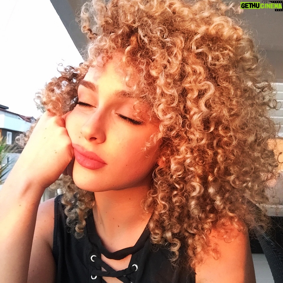 Tuana Tezsay - 3 Likes - 2016 yılına geri dönüş yapıyomuşuz🥹 üniversite birinci sınıf zamanları 10 sene nasıl geçmiş olabilir inanamıyorum….