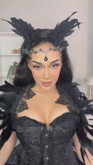 Tuana Tezsay Instagram - Latina makyajı yapıyım dedim çok başka bişi oldu bu…🖤