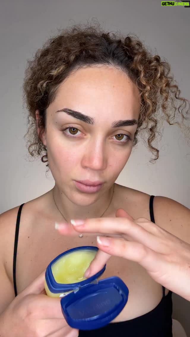 Tuana Tezsay - 2.2K Likes - Kuyudan çıkan kız diyeeğğğ