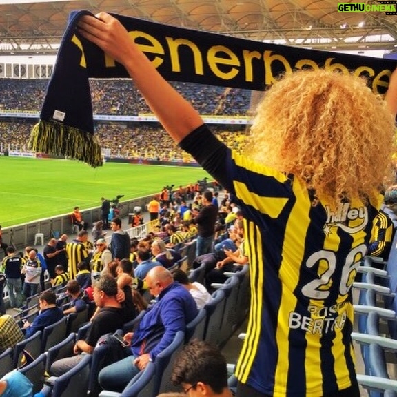 Tuana Tezsay - 3 Likes - 2016 yılına geri dönüş yapıyomuşuz🥹 üniversite birinci sınıf zamanları 10 sene nasıl geçmiş olabilir inanamıyorum….