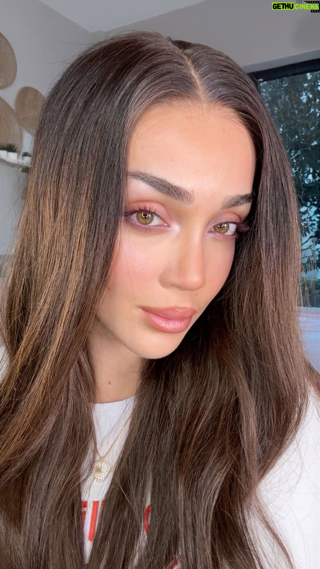 Tuana Tezsay - 3 Likes - Bugün başka biri gibi hissettim.💁🏽‍♀️ (#reklam değildir.). Saçı @hairvivi_official  sitesinden aldım – 20 inch “Georgia Face-framing Waves Glueless Wig” diye geçiyor. Normalde glueless(yani yapışkan kullanmadan) olarak geçtiği için başta yaptığım peruk bonesini yapmaya gerek yok ama malesef türkiyedeki çoğu perukların tülü kaliteli olmuyor o yüzden daha doğal saç derisi görünümü için gerekli. Göstermiş olmak istedimm❤️
Amerika’dan geldi, Türkiye’ye direkt gönderim gümrükte sorunlu 🥲
O yüzden alacaksanız mutlaka biri getirmeli. ❤️