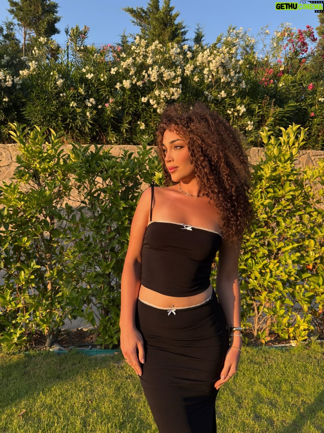 Tuana Tezsay - 2.6K Likes - Sun   Me = 🌊🌴🌺
