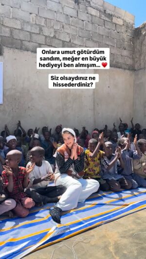 Tuğba Melis Türk Instagram - Bir sarılma, bin kelimeden değerliydi ♥️ 

#nijerya
#sosyalsorumluluk

#reklam değil
#fyp