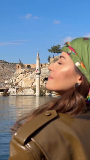 Tuğba Melis Türk Instagram - Antep ‘in yeri bende hep ayrı olucak💙🙏🏻 Umre yolculuğumun  haberini orada almıştım.😊😊 Bu da Antep gezimiz sırasında uğradığımız Halfeti Şanlıurfa dan bir anı🥰 

#reklam 
#fyp