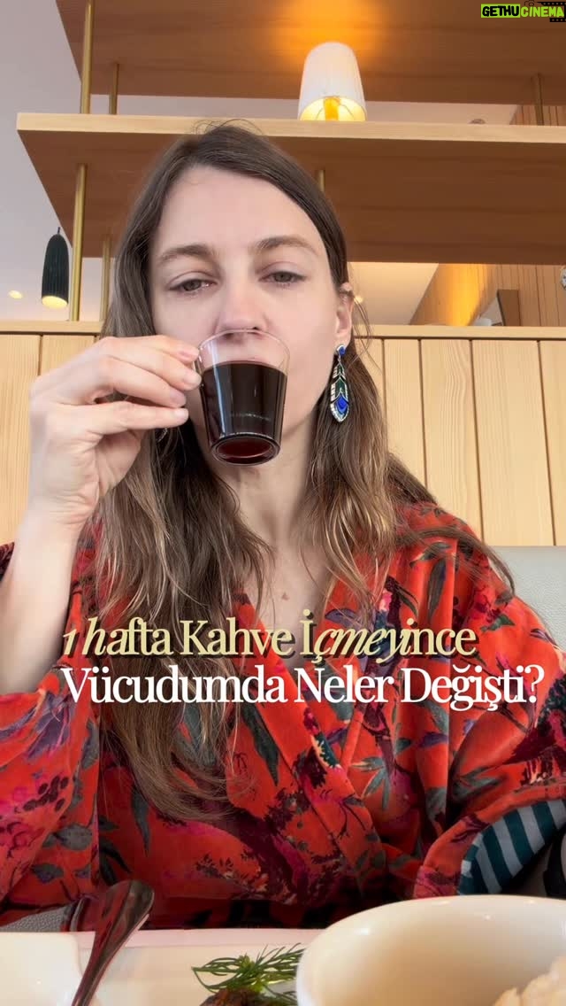 Tuba Ünsal - 1.4K Likes - Mayrlife’ta dikkatimi çeken ilk şeylerden biri: kahve yok.🥲

Bir haftadır kahve içmiyorum ve vücudumda bazı değişiklikler fark etmeye başladım.
Enerji daha stabil, uyku daha derin ve mide daha sakin.🍃

Buradaki yaklaşım kahveyi tamamen yasaklamak değil;bedeni bir süre uyarıcılardan uzaklaştırarak doğal ritmine dönmesine alan açmak.

Kahve yerine ise gün boyunca bitki çayları ve sıcak su öneriliyor.
Amaç sistemi hızlandırmak değil, dengelemek.

Bazen daha iyi hissetmek için daha fazlasını eklemek değil,
bazı şeylere kısa bir ara vermek gerekebiliyor.

Sürecimi ve burada öğrendiğim şeyleri paylaşmaya devam edeceğim. #reklam 
.
.
.
.
#tobewellhouse #wellbeing #kendinedönüş #mayrlife