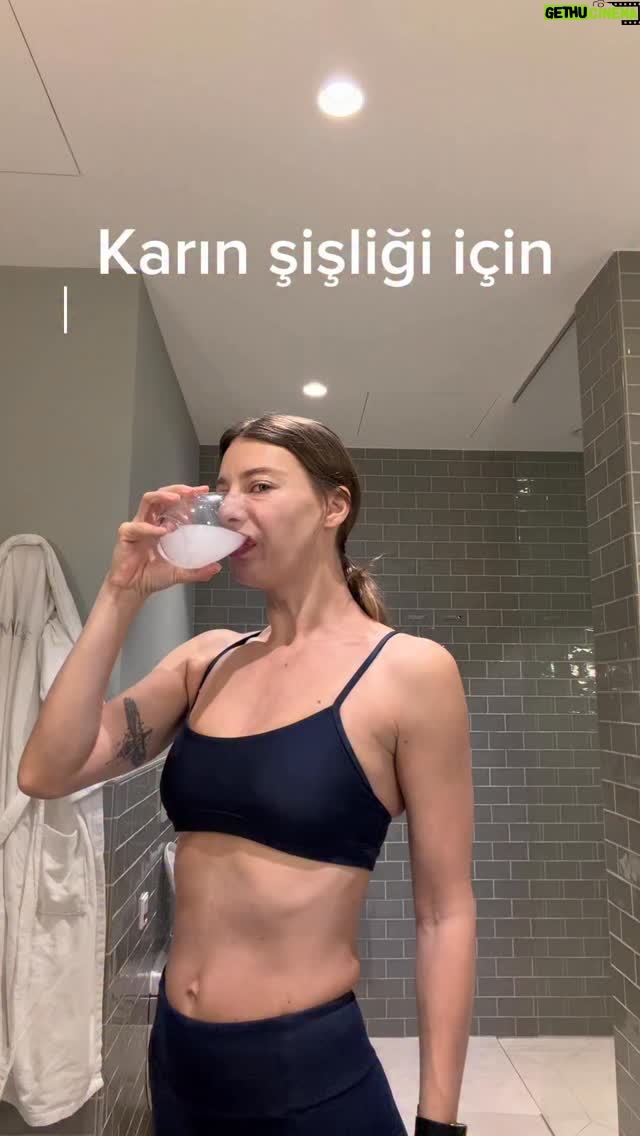 Tuba Ünsal - 2.2K Likes - MAYRLIFE Medical Health Resort Altaussee’ta geçirdiğim günlerde öğrendiğim en önemli şeylerden biri şu oldu:
Karın şişkinliği çoğu zaman sadece ne yediğimizle değil, nasıl yediğimizle de ilgili.

İşte sindirimi desteklemek ve şişkinliği azaltmak için önerilen bazı basit ama etkili alışkanlıklar:

1️⃣ Sindirim ağızda başlar
Her lokmayı yaklaşık 40–60 kez çiğnemek sindirimin ilk ve en önemli adımı. Yeterince çiğnenmeyen yiyecekler bağırsakta gaz ve şişkinliğe neden olabilir.

2️⃣ Yemekle birlikte su içmemeye çalış
Su tüketimini mümkünse yemekten 30 dakika önce veya sonra yapmak öneriliyor. Çok fazla sıvı mide asidini seyreltip sindirimi zorlaştırabiliyor.

3️⃣ Yavaş yemek
Bir öğünün en az 20–30 dakika sürmesi sindirim sistemi için önemli. Hızlı yemek hem hava yutmaya hem de sindirim sorunlarına yol açabiliyor.

4️⃣ Akşam yemeğini erken yemek
Mümkünse akşam öğününü 17:00–18:00 saatleri arasında tamamlamak sindirim sisteminin gece boyunca daha rahat çalışmasına yardımcı olabilir.

5️⃣ Akşam çiğ sebze tüketimini azaltmak
Raw food sağlıklı olsa da akşam saatlerinde sindirimi daha zor olabilir ve bazı kişilerde şişkinlik yaratabilir.

6️⃣ Tabakları sade tutmak
Aynı öğünde çok fazla farklı yiyecek tüketmek bağırsakları yorabilir. Daha sade ve basit tabaklar sindirimi kolaylaştırabilir.

7️⃣ Sağlıklı yağlardan korkmamak
Ceviz yağı, keten tohumu  yağı ve zeytinyağı gibi yağlar inflamasyonu azaltmaya ve sindirimi desteklemeye yardımcı olabilir.

8️⃣ Gün içinde hareket etmek
Basit bir yürüyüş bile bağırsak hareketlerini destekleyerek şişkinliği azaltabilir.

9️⃣ Karaciğer bölgesine sıcak uygulama
Akşamları 20–30 dakika sıcak su torbası karaciğer bölgesine uygulandığında sindirim sistemini rahatlatmaya yardımcı olabilir.

🔟 Sinir sistemini sakinleştirmek
Meditasyon, nefes çalışmaları ve yoga gibi pratikler sindirim sistemiyle doğrudan bağlantılı olan sinir sistemini destekler.

Bazen şişkinliği azaltmak için ihtiyacımız olan şey
daha az yemek değil,
bedenimizin sindirimi daha iyi yapmasına izin vermek.
#reklam 

 #SindirimSağlığı #KarınŞişkinliği #WellnessJourney #tobewellhouse