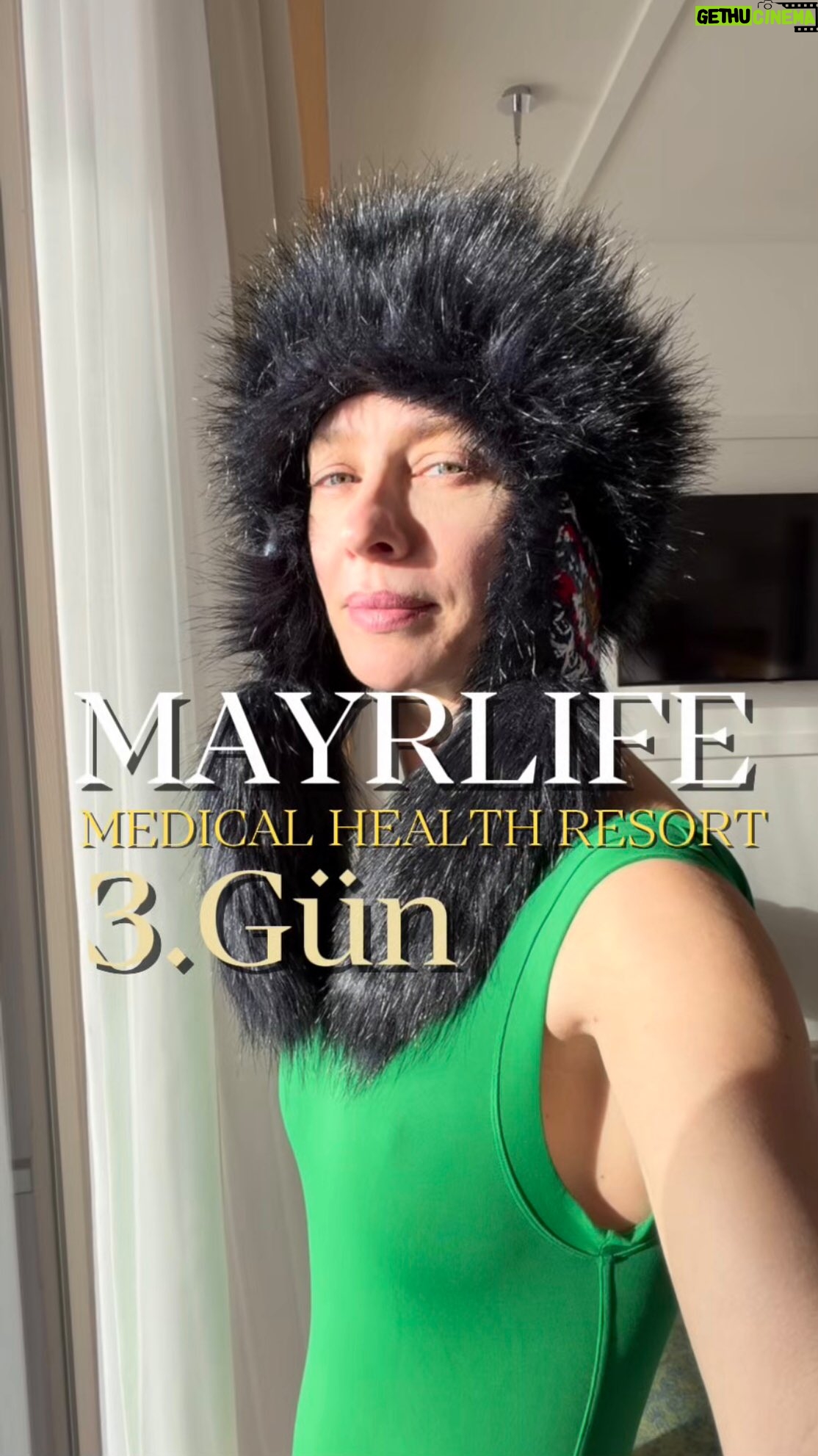 Tuba Ünsal - 1.1K Likes - MAYRLIFE Medical Health Resort Altaussee’ta bugün deneyimlediğim şeylerden biri: soğuk suya giriş.

Göle girdiğimde hava sadece 2°C idi. ❄️

İlk birkaç saniye beden gerçekten bir “şok” yaşıyor.
Ama sonra nefes yavaşlıyor, zihin sakinleşiyor.

Soğuk su terapisi;
• dolaşımı aktive eder
• inflamasyonu azaltmaya yardımcı olabilir
• sinir sistemini regüle eder
• mental dayanıklılığı artırır

Aslında mesele sadece soğuğa girmek değil.
Bedene stresle güvenli bir şekilde temas etmeyi öğretmek.

Ve o an fark ediyorsun:
Zihin sakinleştiğinde beden çok daha güçlü.

Buradaki deneyimlerimi her gün paylaşıyorum.
Takipte kal. 🌿
.
.
.
#reklam #tubaunsal #mentalreset #coldwatertherapy #detoxretreat